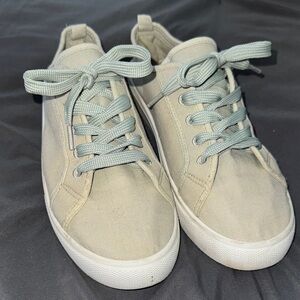 Casual Low-Top Canvas Sneakers in Light Sage